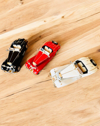 Miniaturni Model Klasičnih Retro Automobila - mogućnost personalizacije za poklon gravurom, 3 varijante za odabir