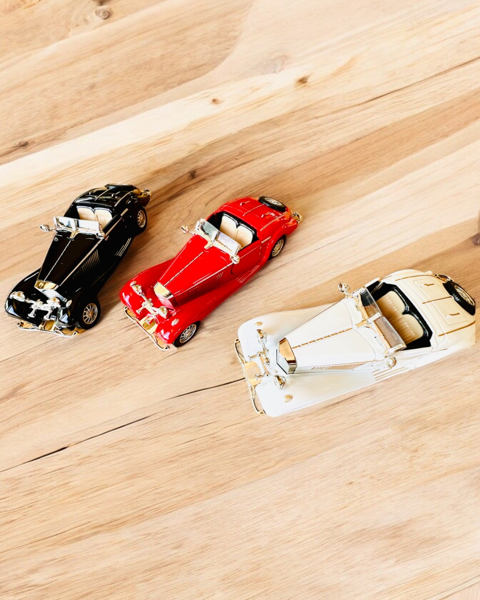 Miniatūras klasisko retro automobiļu modelis - personalizācijas iespēja ar gravējumu dāvanai, 3 varianti izvēlei