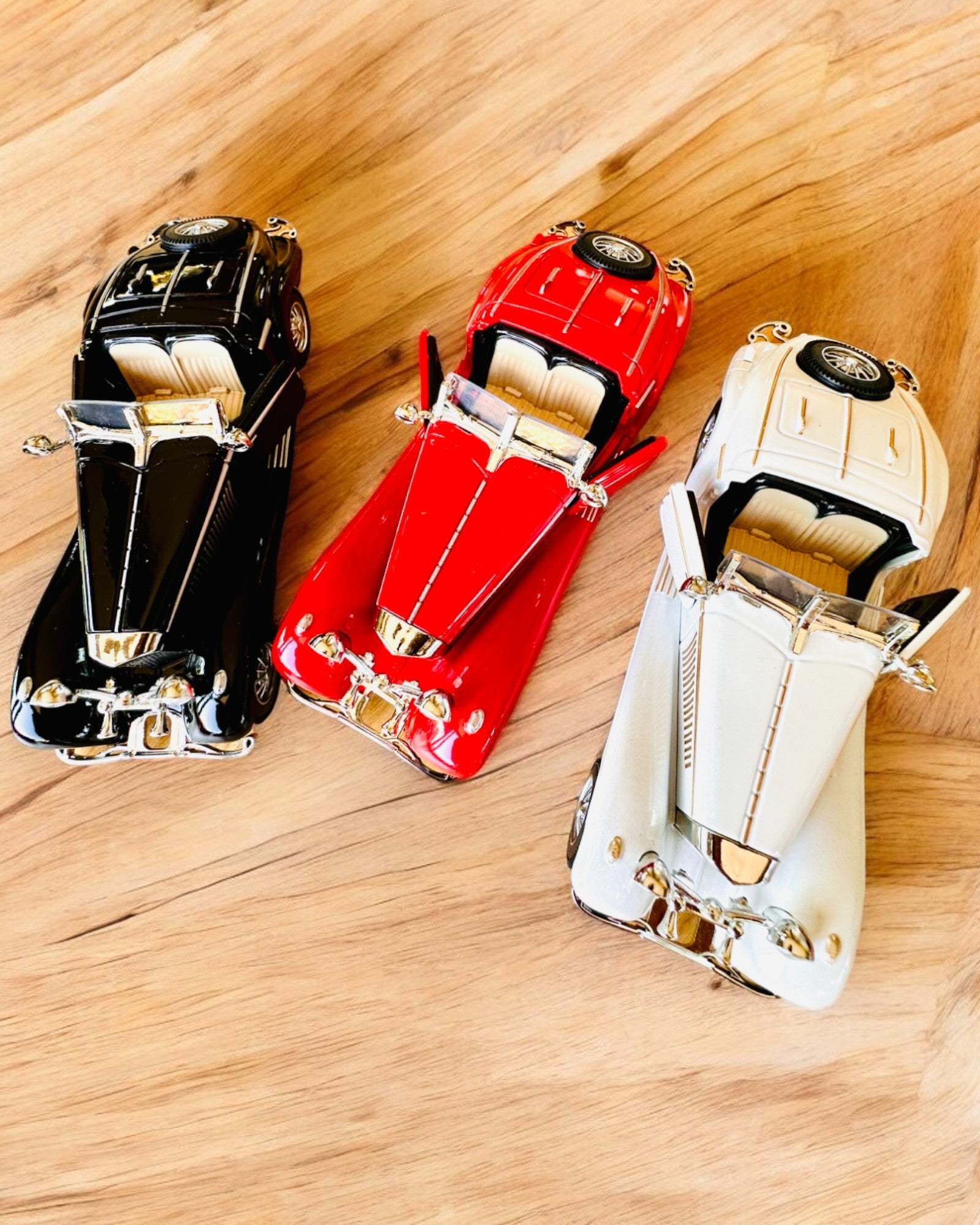 Miniatūras klasisko retro automobiļu modelis - personalizācijas iespēja ar gravējumu dāvanai, 3 varianti izvēlei