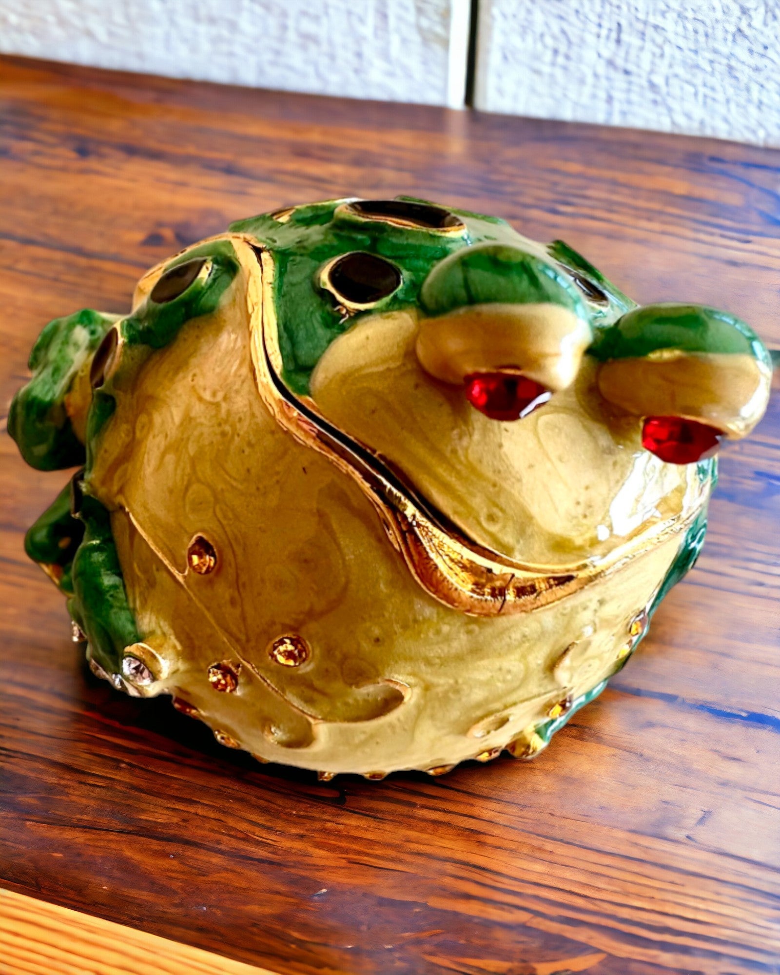 Elegant decorative box "Frog Treasure" for a gift personalization, with engraving option