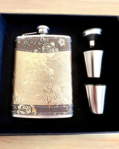 Elegant "Golden Rose" hip flask with a set of glasses, personalization with engraving for a gift.