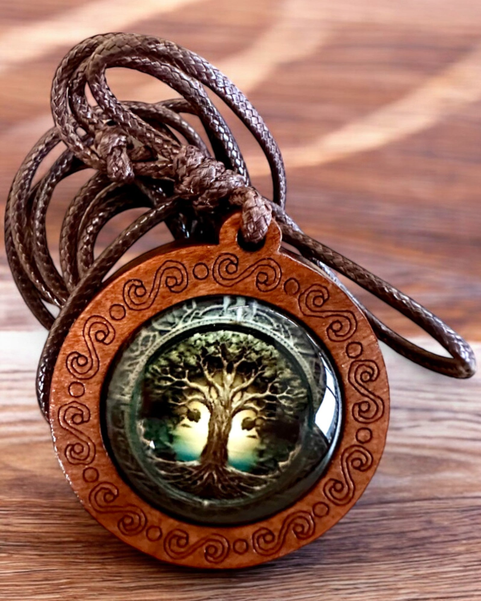 Amulets Dzīvības "Senču Koks" - Roku Darbs Kaklarota no Koka un Stikla, iespēja personalizēt ar gravējumu dāvanai