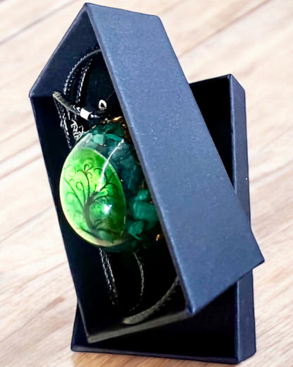 "Malachīta Dzīvības Amulets" - kaklarota ar iespēju personalizēt gravējumu dāvanai