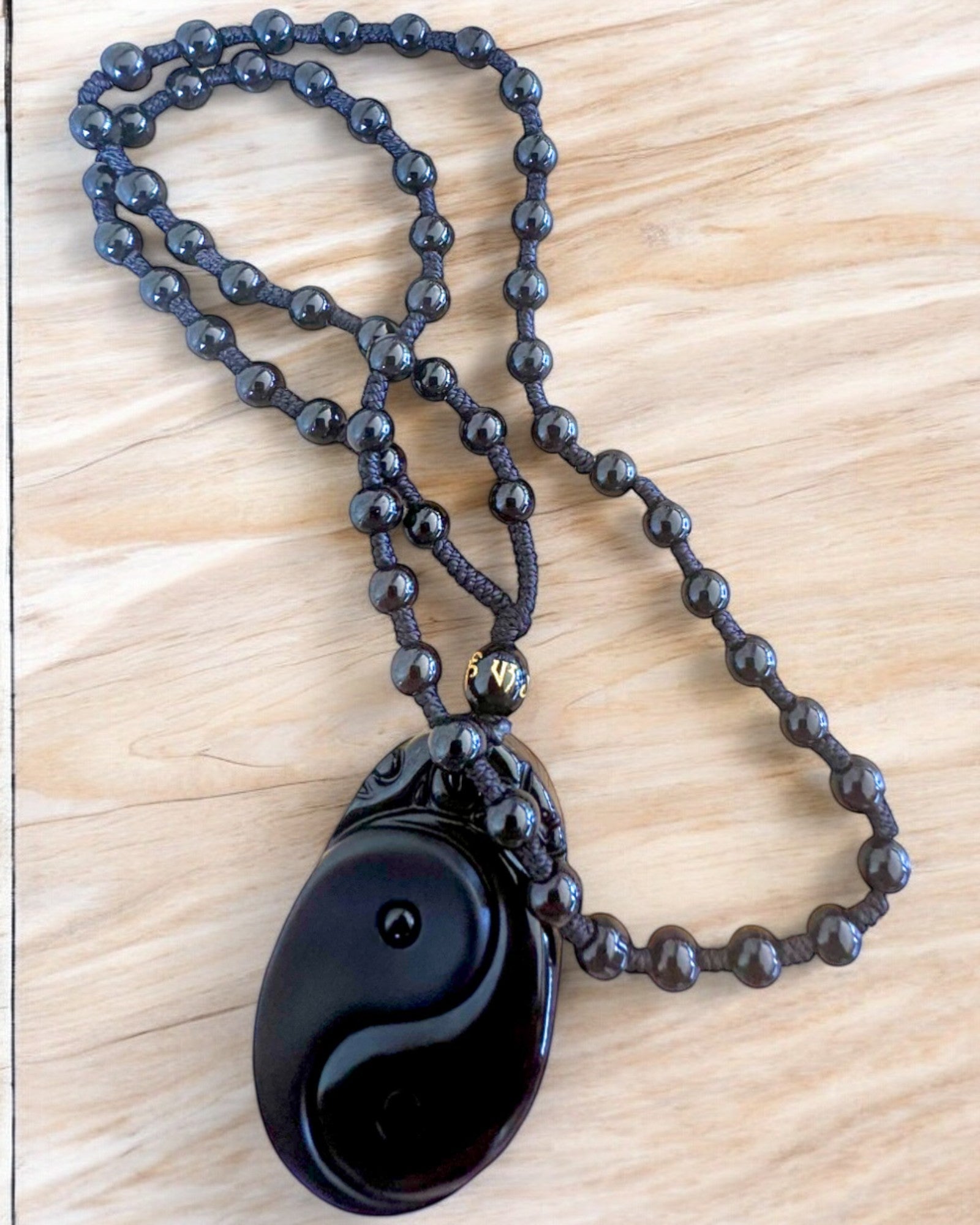 Obsidijanski Amulet Yin Yang s Gravurama - Harmonija i Zaštita, personalizacija gravurom za poklon