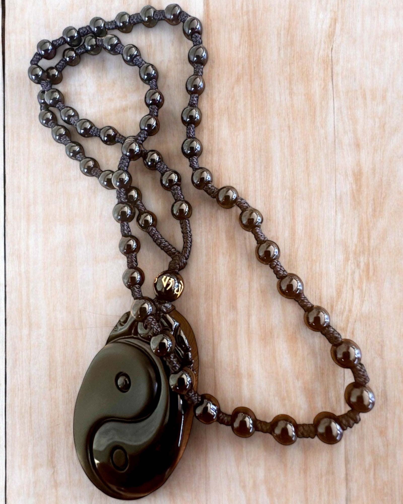 Obsidijanski Amulet Yin Yang s Gravurama - Harmonija i Zaštita, personalizacija gravurom za poklon