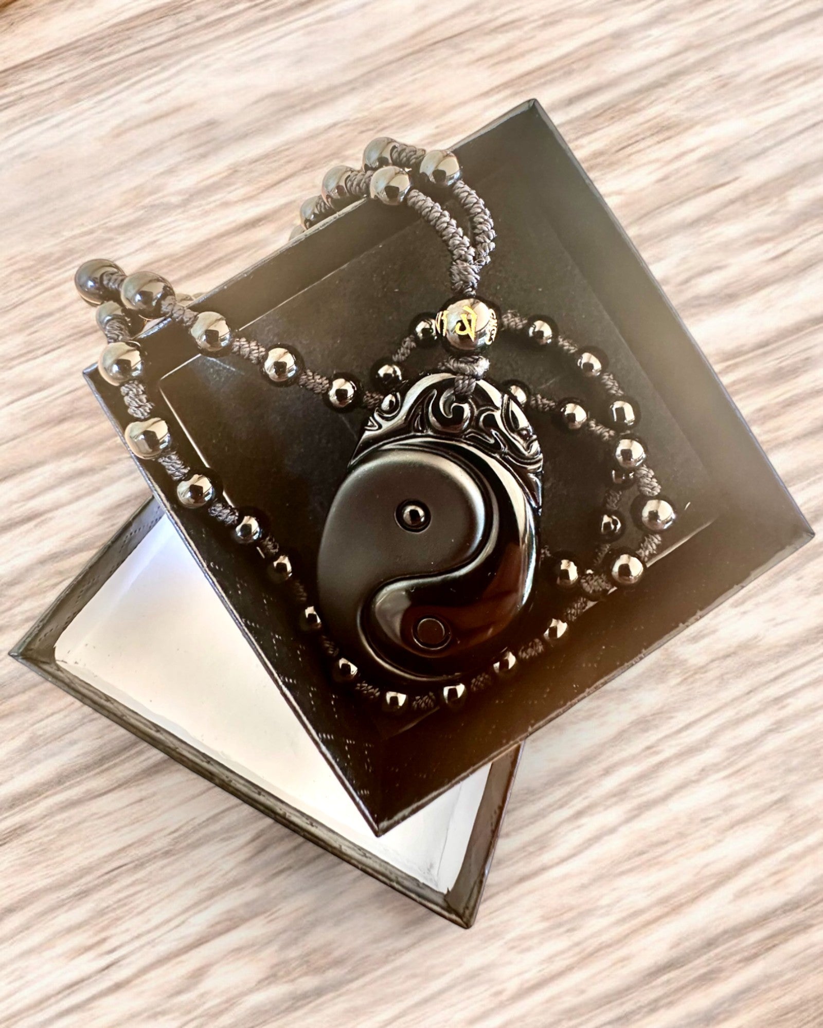 Obsidiana Yin Yang amulets ar gravējumu - Harmonija un Aizsardzība, personalizācija ar gravējumu dāvanai