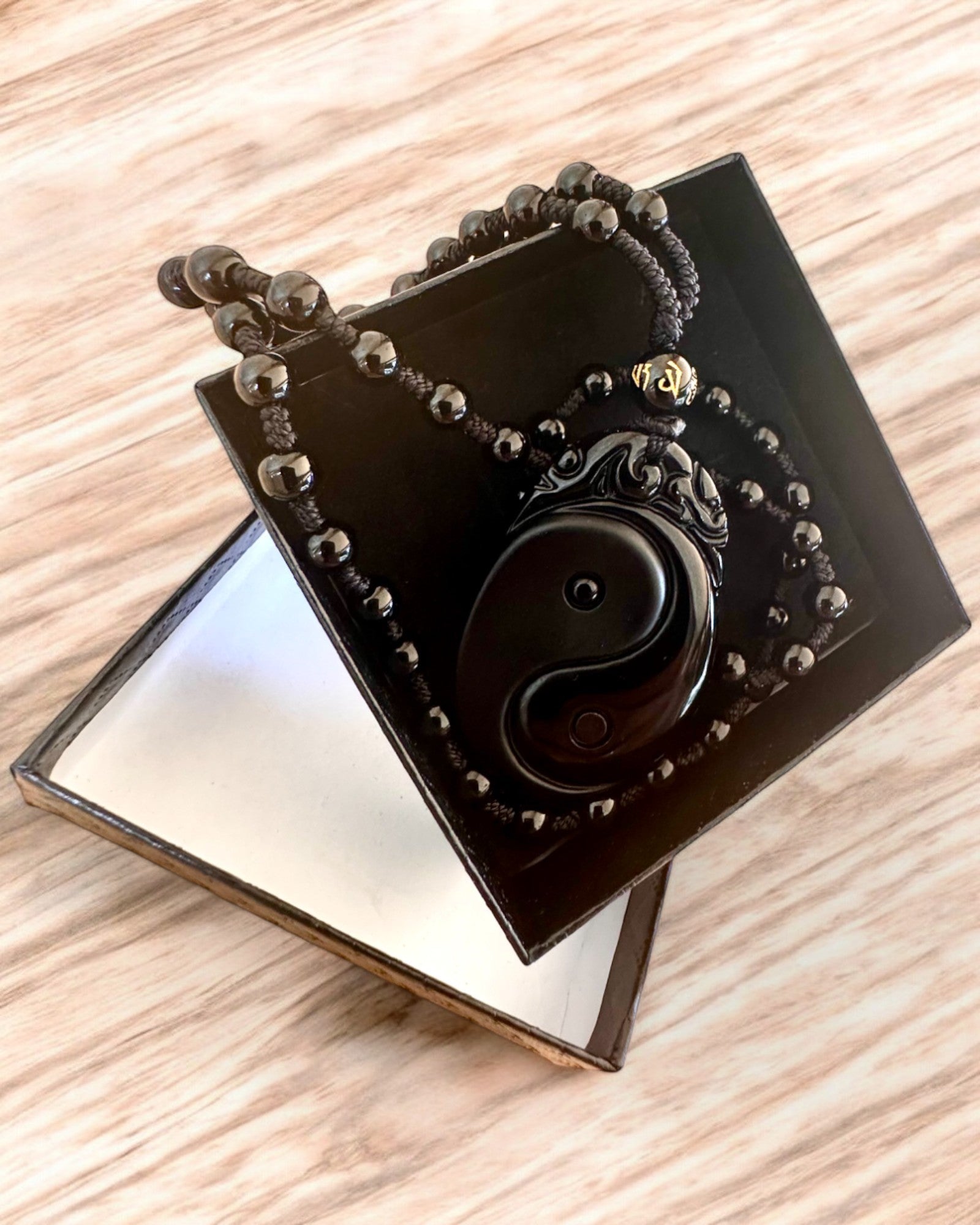 Obsidiana Yin Yang amulets ar gravējumu - Harmonija un Aizsardzība, personalizācija ar gravējumu dāvanai