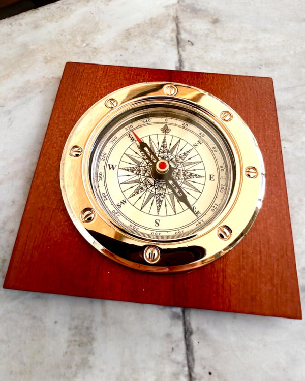 Compass "Navigator2" - Classic Elegance in Brass and Wood, personalized with engraving as a gift