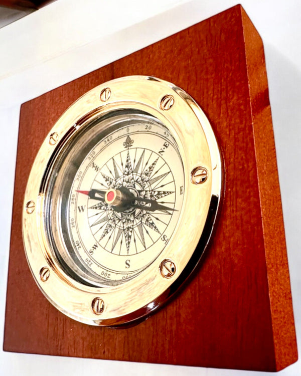 Compass "Navigator2" - Classic Elegance in Brass and Wood, personalized with engraving as a gift