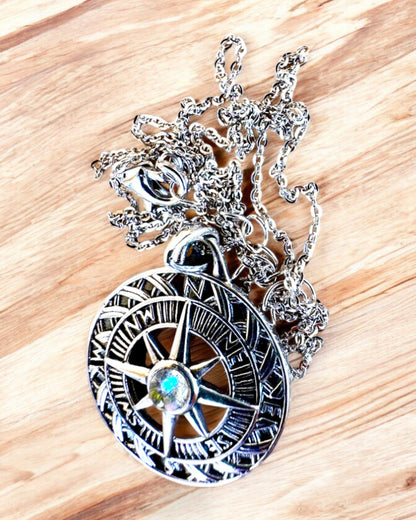 Amulet Astralne Putovanja – Srebrna Ogrlica s Gravurama, personalizacija za poklon