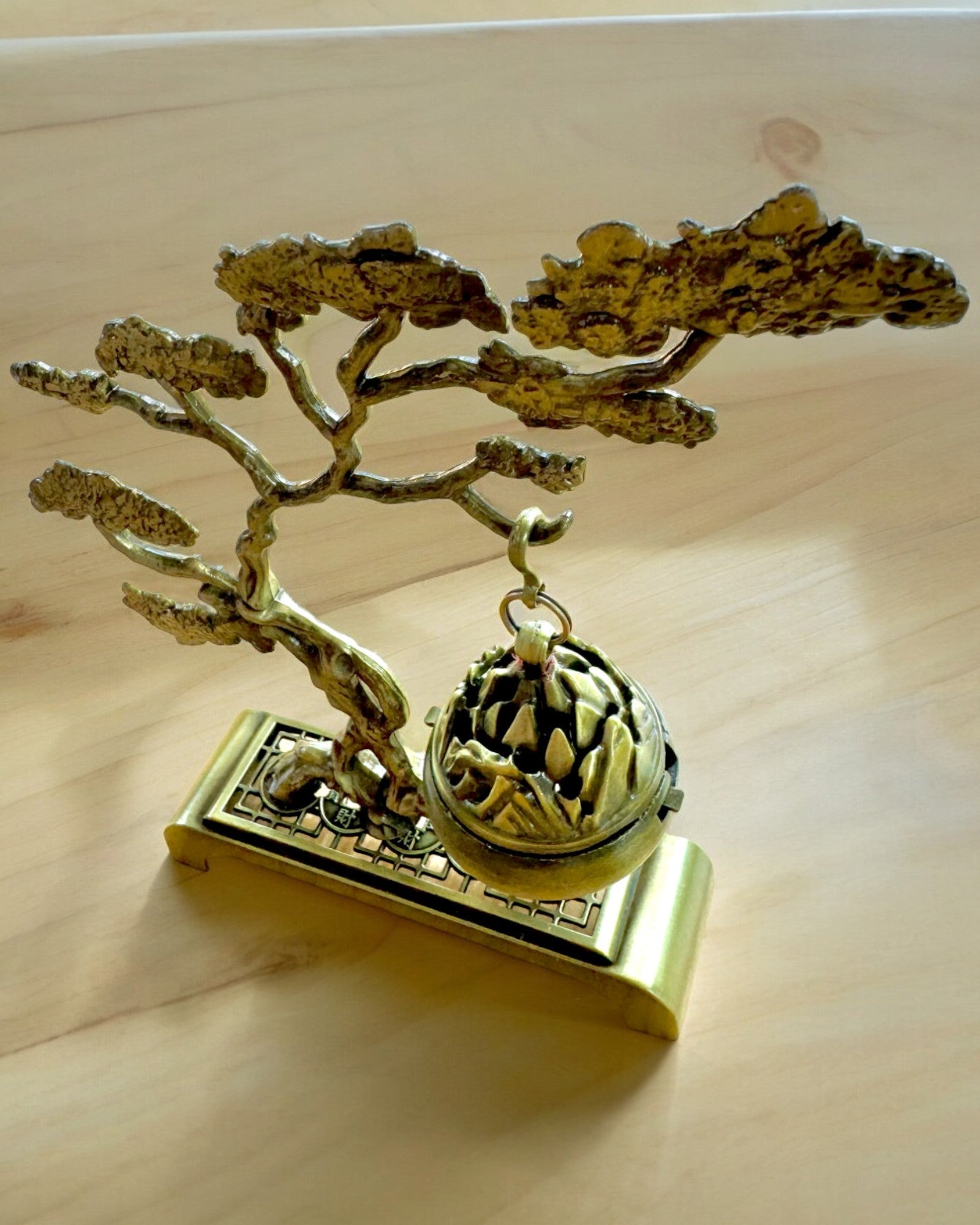 Elegantiškas Metalinis Smilkalų Laikiklis Bonsai - galimybė personalizuoti graviravimu dovanai