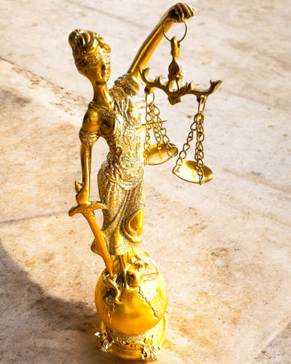 Goddess of Justice Figurine – Artistic Shelf Decoration, Resin Craft, personalization with engraving