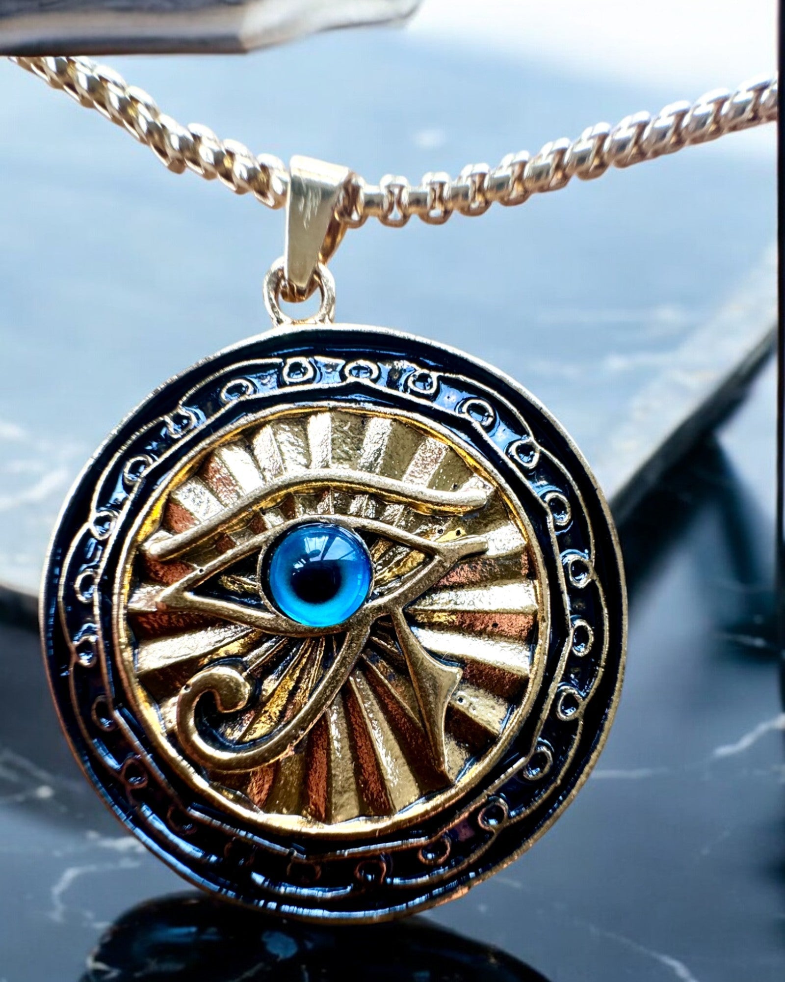 Amulet "Oko Horusa" - Elegancija i Zaštita, mogućnost personalizacije gravurom za poklon