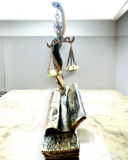 Statueta "Justicia 2" - Boginja Pravde – Umjetnička Dekoracija za Poličicu, Rukotvorina od Smole, personalizacija gravurom