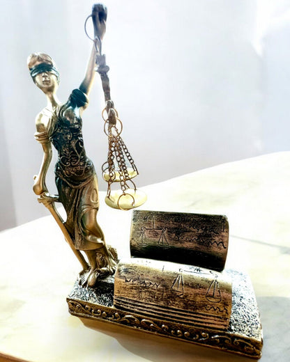 Statueta "Justicia 2" - Boginja Pravde – Umjetnička Dekoracija za Poličicu, Rukotvorina od Smole, personalizacija gravurom