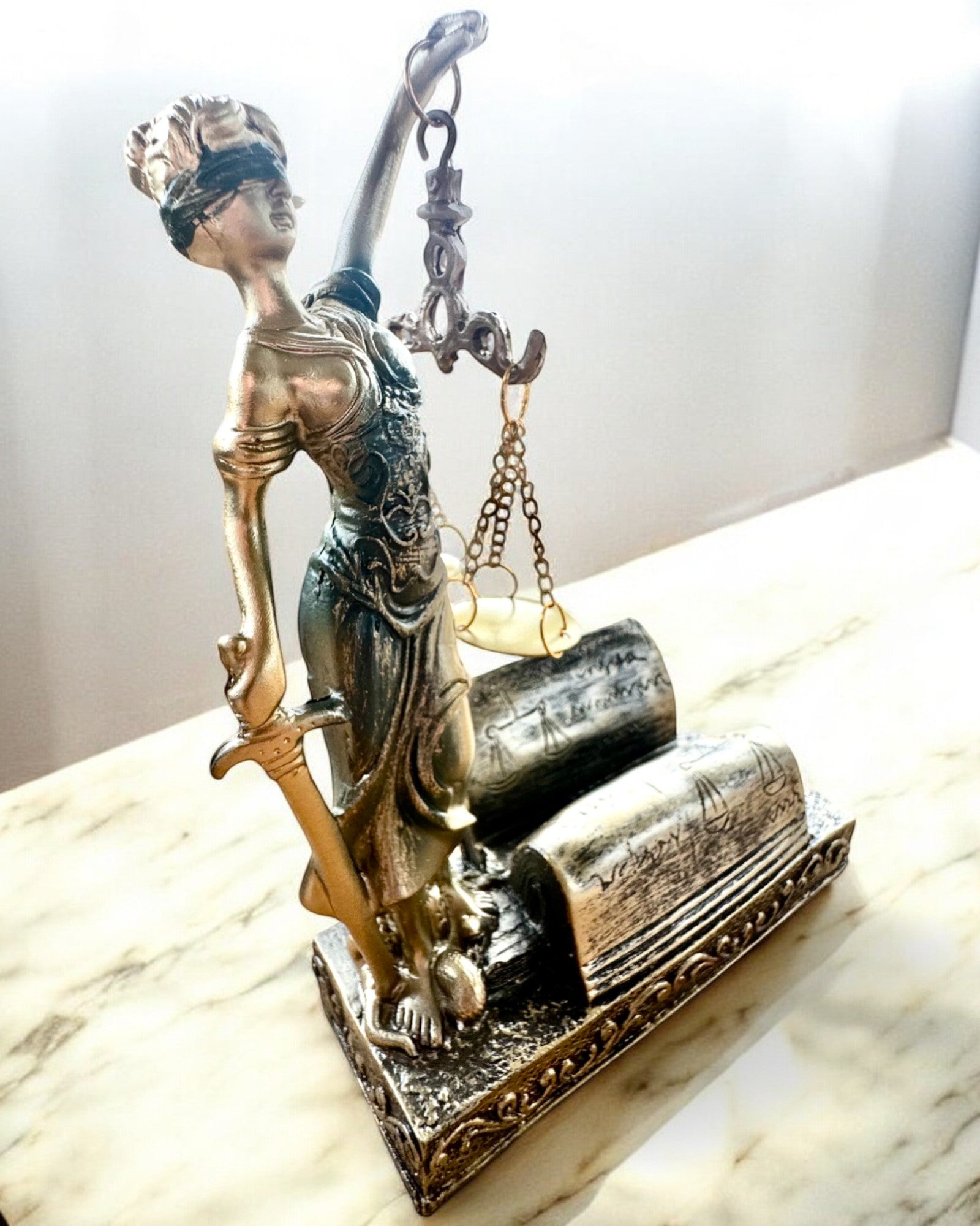 Statueta "Justicia 2" - Boginja Pravde – Umjetnička Dekoracija za Poličicu, Rukotvorina od Smole, personalizacija gravurom