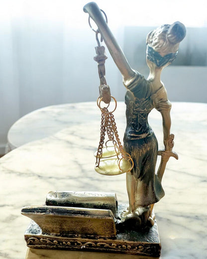 "Justicia 2" Figurine - Goddess of Justice – Artistic Shelf Decoration, Resin Craft, personalization with engraving