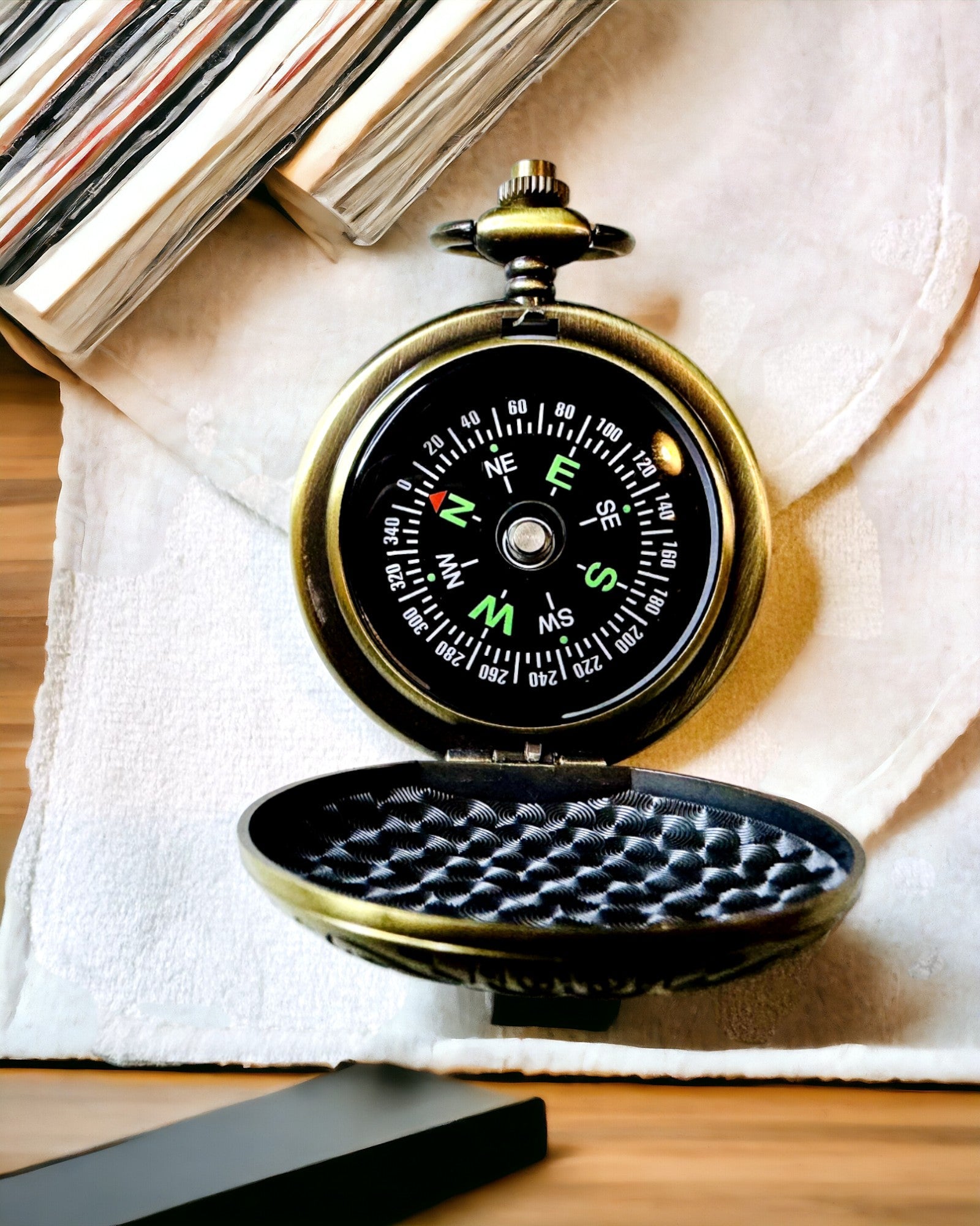 Pocket Retro Compass with New York Theme – Multifunctional, Elegant Compass Featuring the Image of the Statue of Liberty