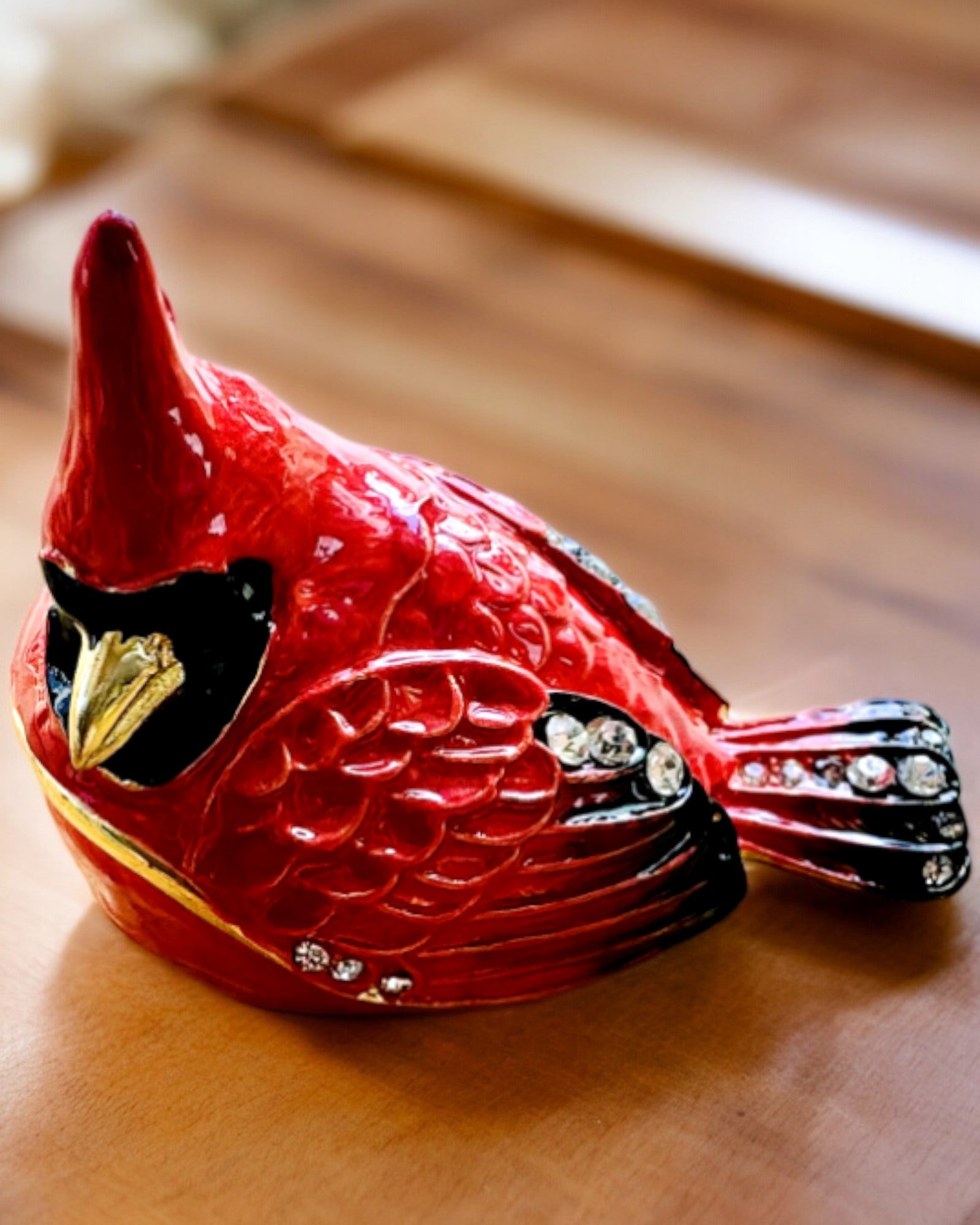 Elegant cardinal-shaped box with engraving option