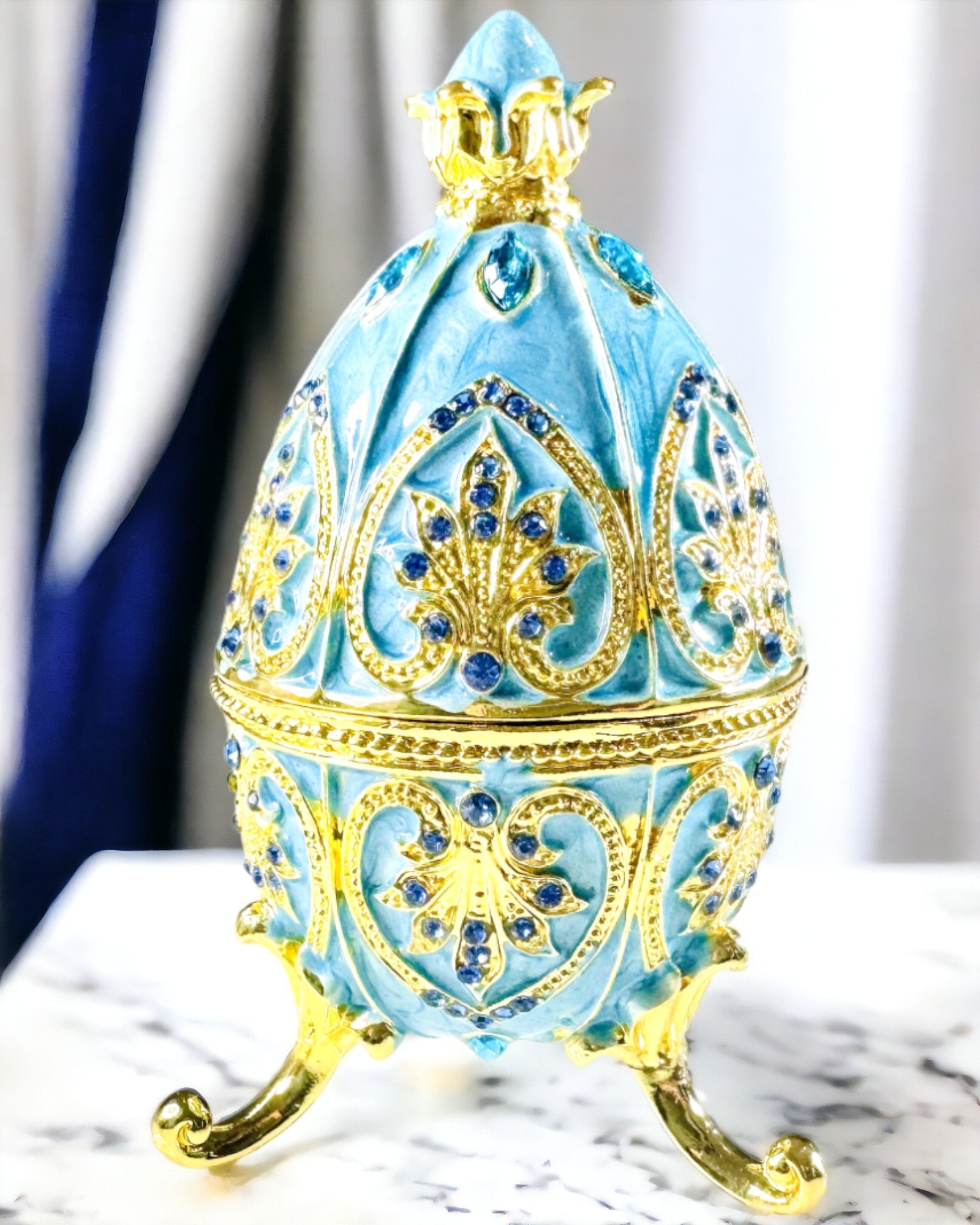 Dangaus Faberge Kiaušinis – Emaliuotas Papuošalų Organizatorius - mėlyno dangaus spalvos. Personalizavimas graviravimu.