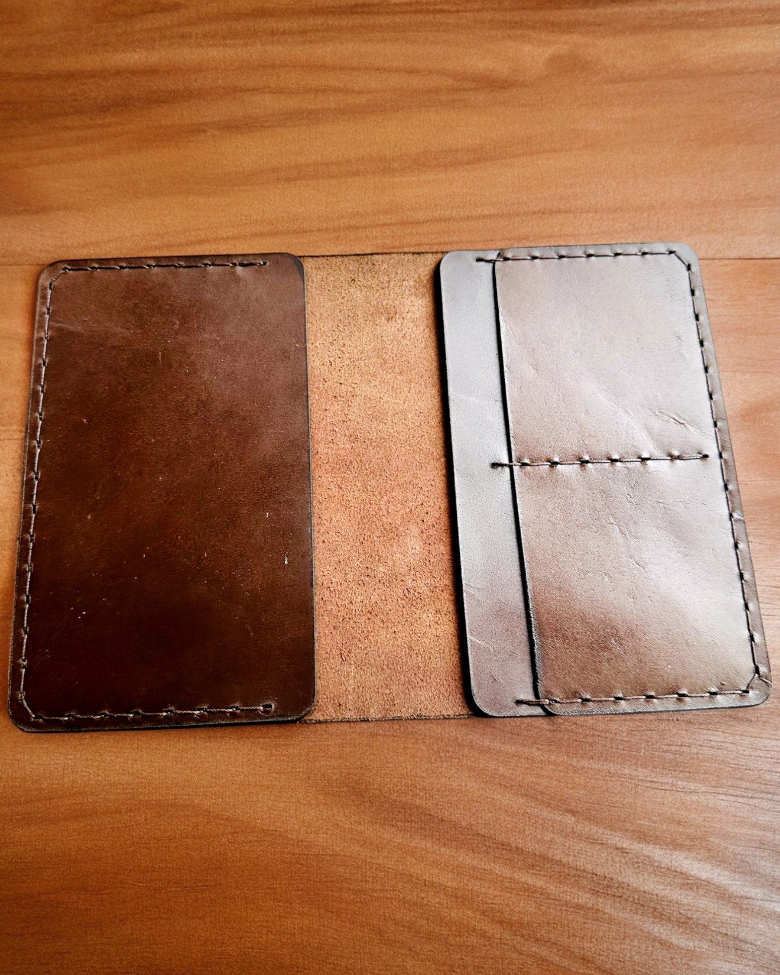 "Traveler" Case - Leather Passport Holder, personalization with engraving - 2 color variants