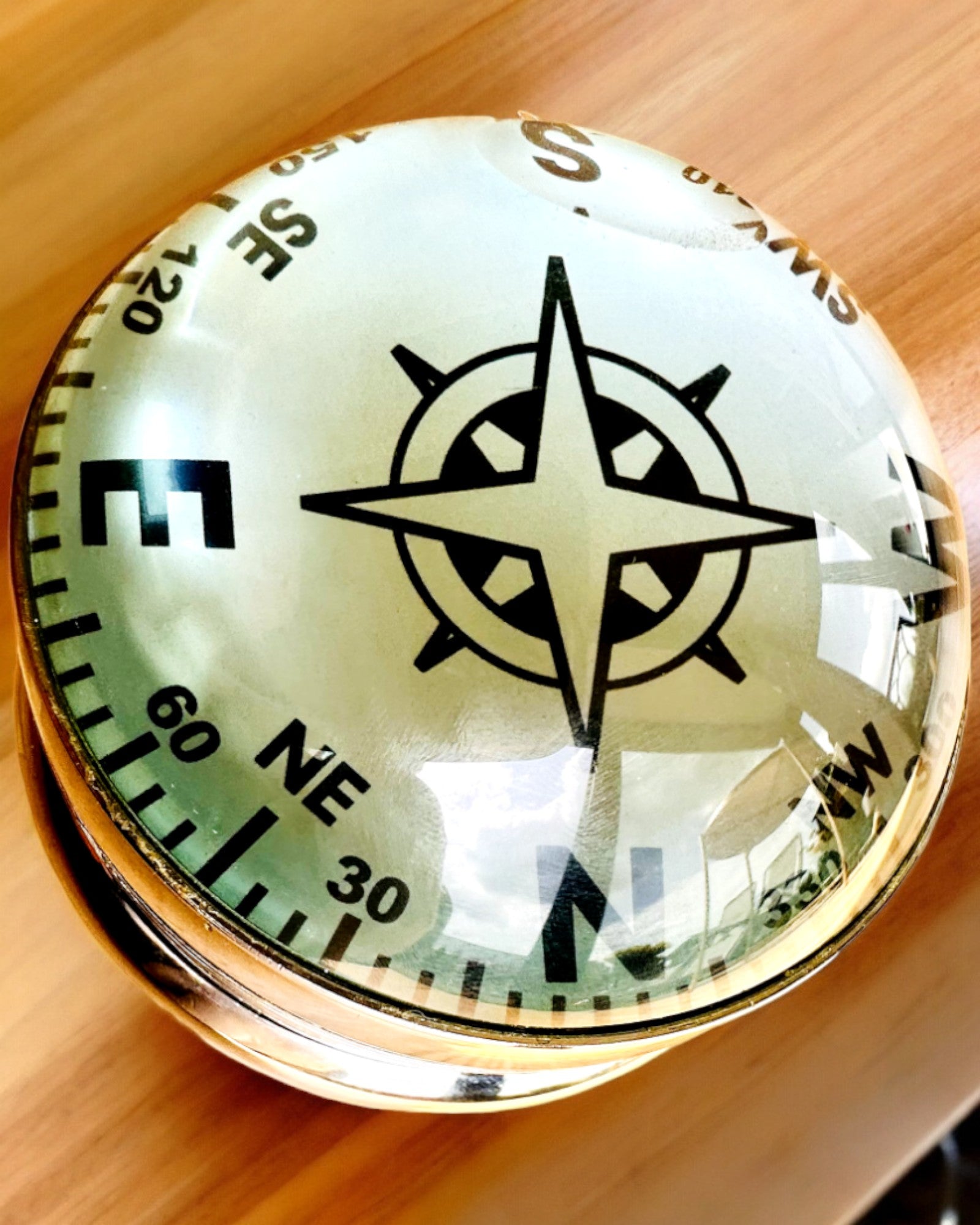 Bailey Compass Clock - Elegantni Sat s motivom Kompasa s mogućnošću Graviranja