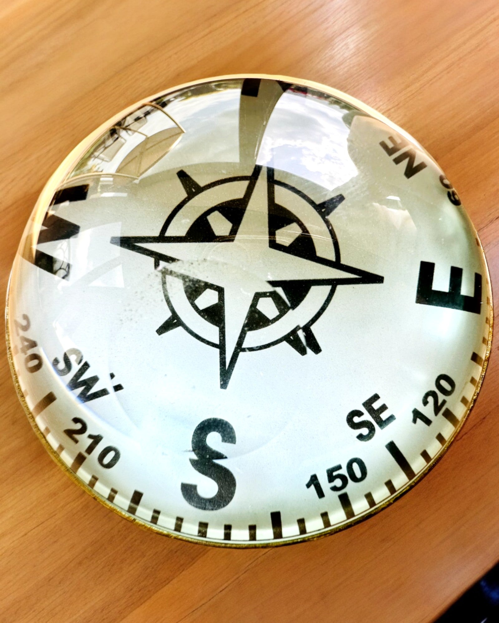 Bailey Compass Clock - Elegantni Sat s motivom Kompasa s mogućnošću Graviranja