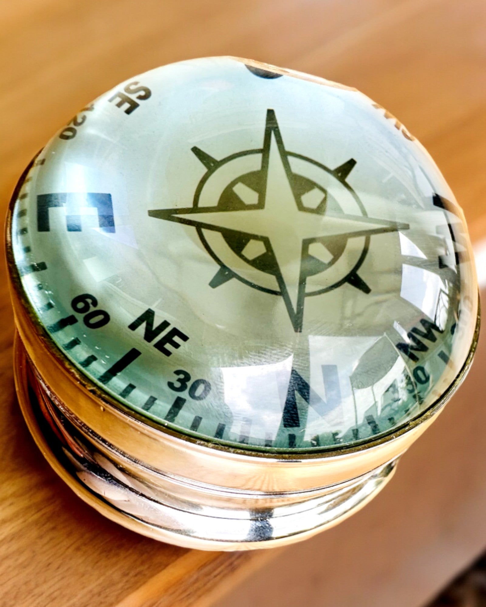 Bailey Compass Clock - Elegantni Sat s motivom Kompasa s mogućnošću Graviranja