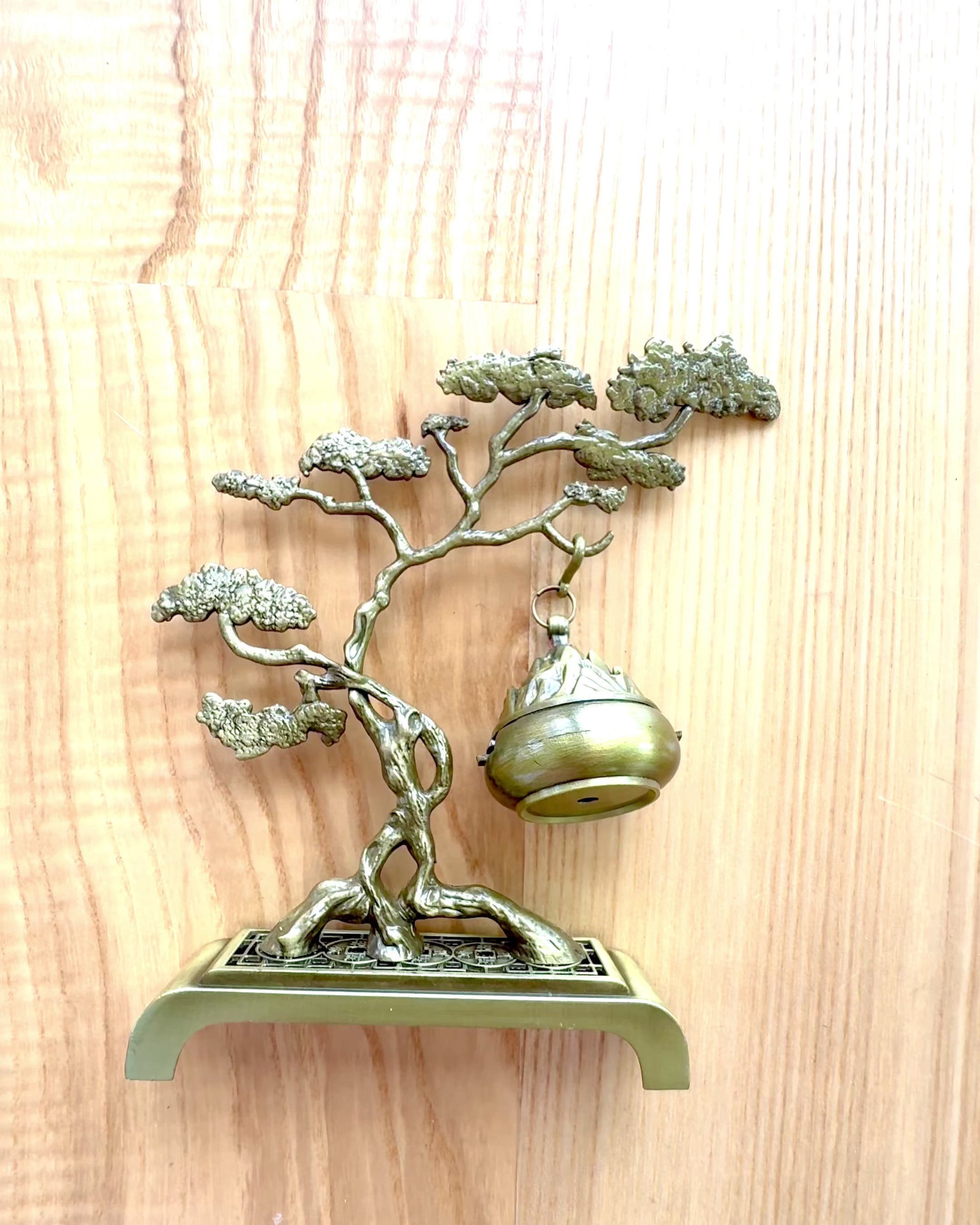 Elegantiškas Metalinis Smilkalų Laikiklis Bonsai - galimybė personalizuoti graviravimu dovanai