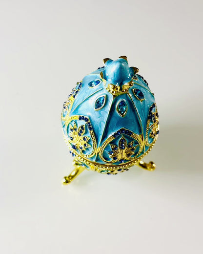 Nebeska Faberge jaja – Emailirani organizator nakita - boja plave neba. Personalizacija gravurom.