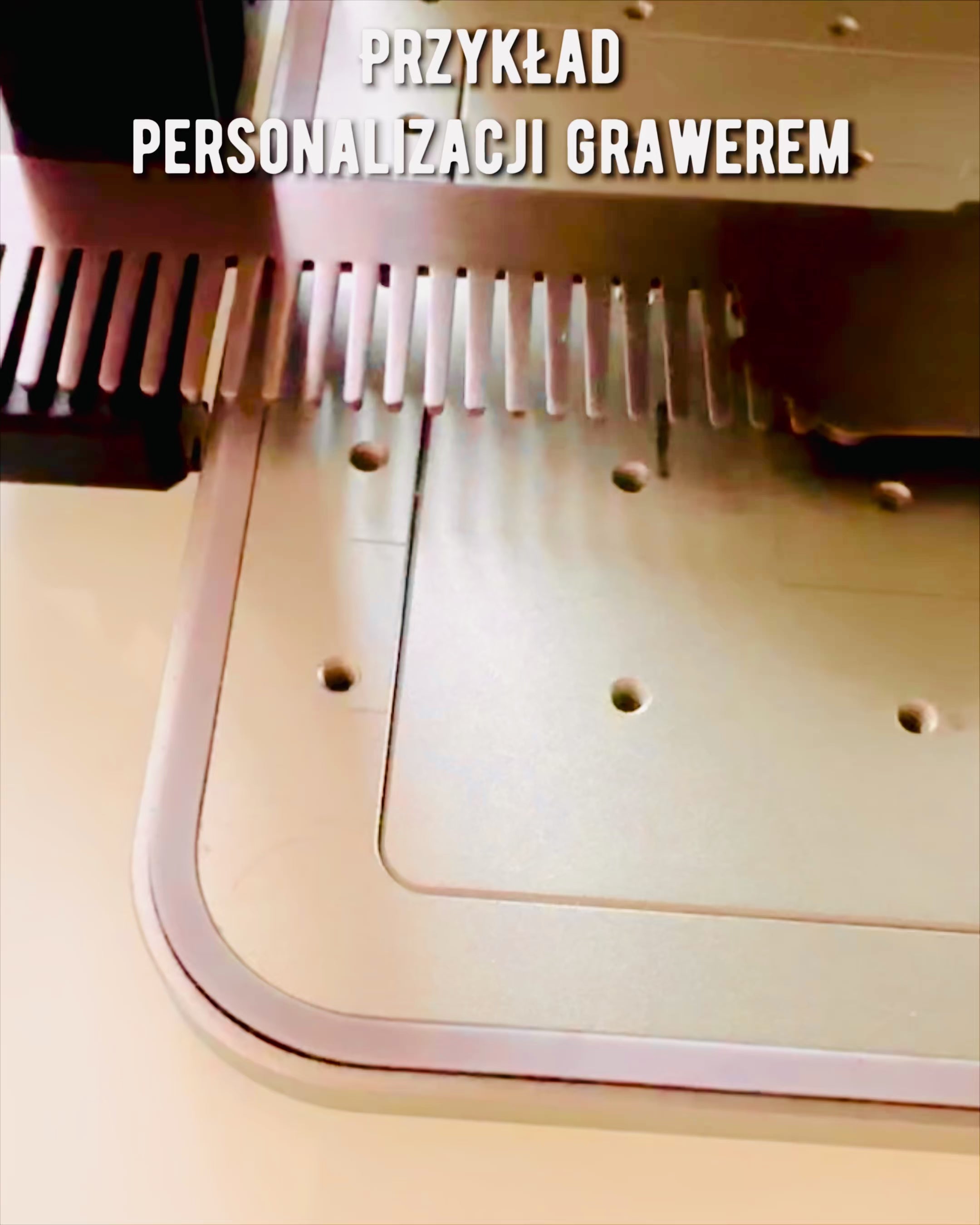 GroomMaster - Elegantan Metalni Češalj s Gravurama, personalizacija gravurom