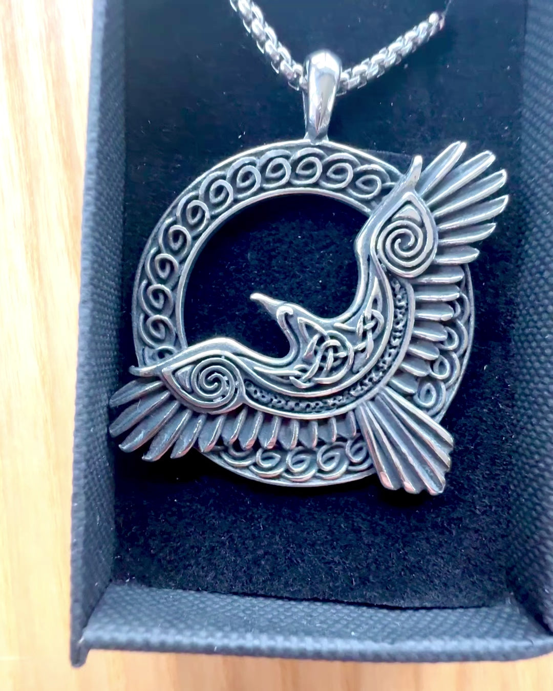 Amulet Čelične Sokol - Ogrlica s gravurom, inspirirana keltskom umjetnošću, za poklon