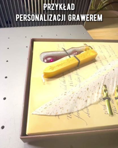 Kaligrafijos rinkinys "Elegancija Praktikoje" su graviravimo galimybe, dovanai. 2 spalvų variantai pasirinkimui.